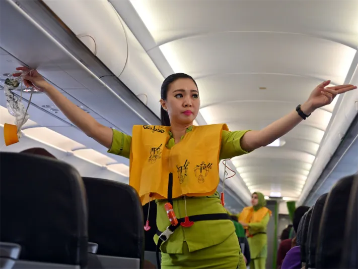 لماذا يتجنب الأصفر؟ مضيفات الطيران يكشفن أسرار تأثير الألوان على المسافرين