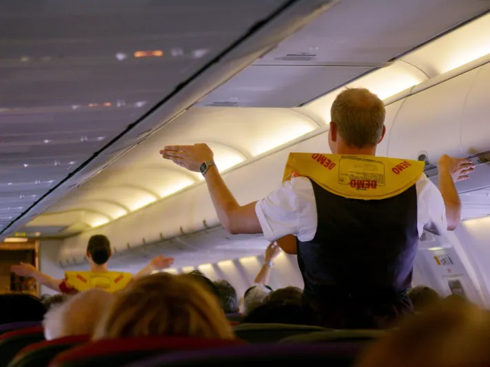 لماذا يتجنب الأصفر؟ مضيفات الطيران يكشفن أسرار تأثير الألوان على المسافرين