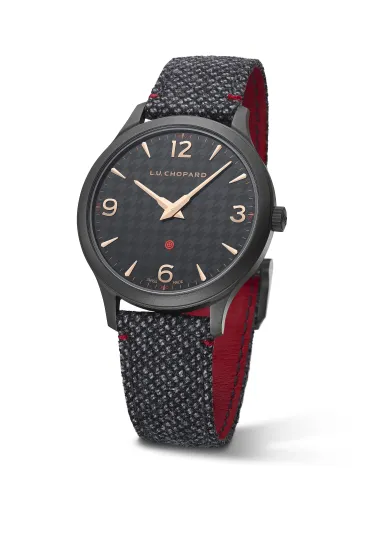 3 ساعات حمراء تعكس الجرأة والعاطفة 