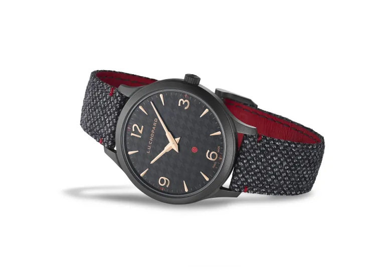 3 ساعات حمراء تعكس الجرأة والعاطفة 