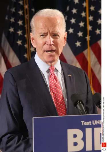 الأحمر لون القوة والعاطفة.. دليل الرجل العصري لارتداء اللون الأحمر 