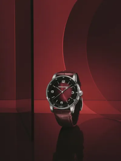 3 ساعات حمراء تعكس الجرأة والعاطفة 