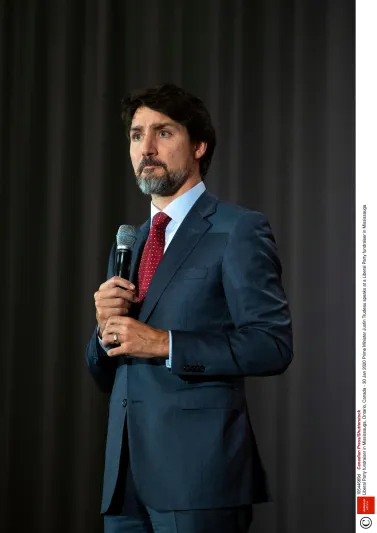 الأحمر لون القوة والعاطفة.. دليل الرجل العصري لارتداء اللون الأحمر 