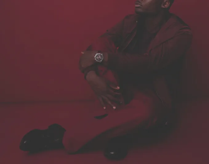 3 ساعات حمراء تعكس الجرأة والعاطفة 