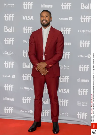 الأحمر لون القوة والعاطفة.. دليل الرجل العصري لارتداء اللون الأحمر 