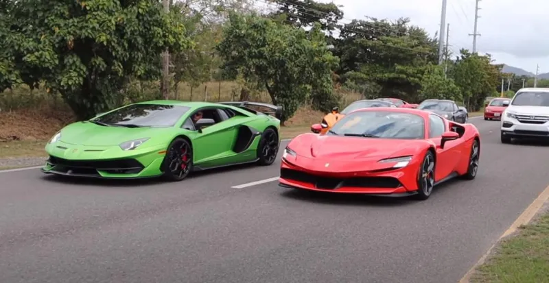 عمالقة الشوارع..شاهد فيراري و ماكلارين في سباق تسارع ناري خارج حلبات السباق 