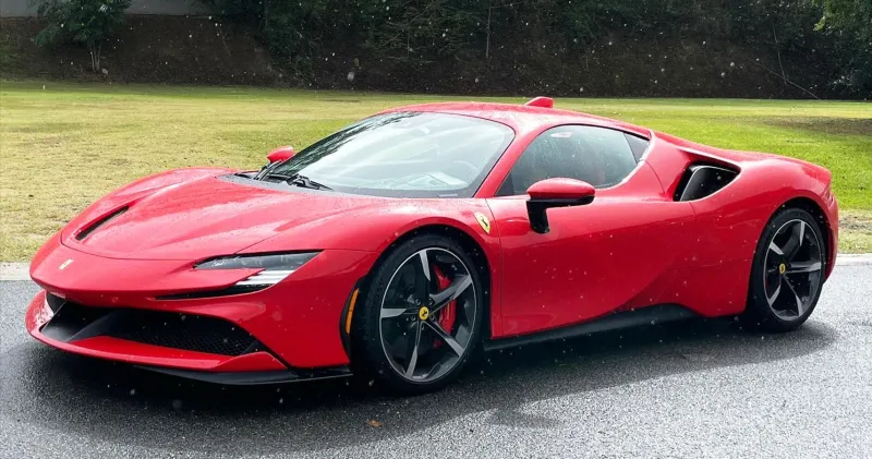 عمالقة الشوارع..شاهد فيراري و ماكلارين في سباق تسارع ناري خارج حلبات السباق 