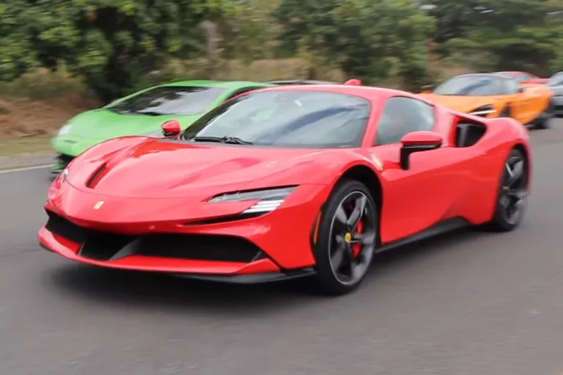 عمالقة الشوارع..شاهد فيراري و ماكلارين في سباق تسارع ناري خارج حلبات السباق 