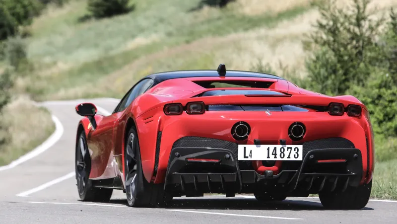 عمالقة الشوارع..شاهد فيراري و ماكلارين في سباق تسارع ناري خارج حلبات السباق 