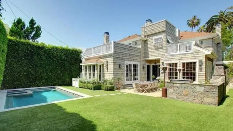 بعد تنحي جيف بيزوس.. ما حجم ثروة رئيس أمازون الجديد؟