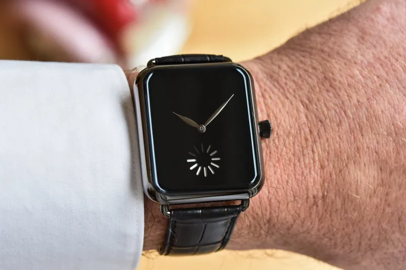 شاهد| شركة ساعات سويسرية تسخر من منتجات أبل بعد تقليدها بنسخ أكثر فخامة 