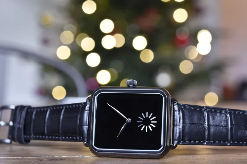 شاهد| شركة ساعات سويسرية تسخر من منتجات أبل بعد تقليدها بنسخ أكثر فخامة 