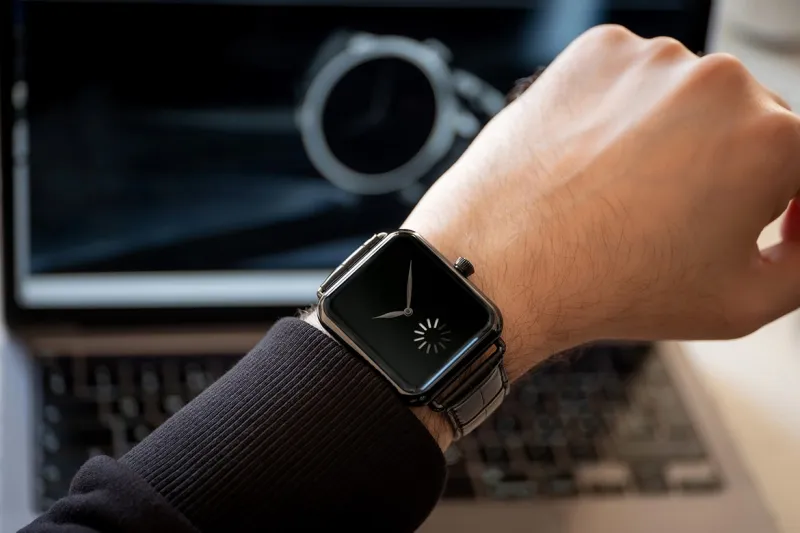 شاهد| شركة ساعات سويسرية تسخر من منتجات أبل بعد تقليدها بنسخ أكثر فخامة 