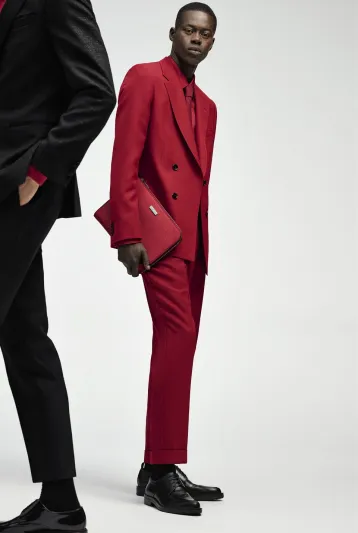 الأحمر لون القوة والعاطفة.. دليل الرجل العصري لارتداء اللون الأحمر 