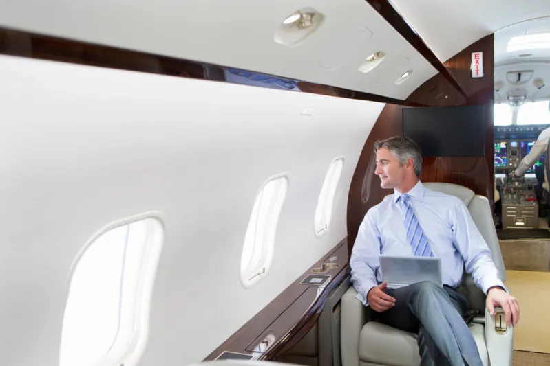 لماذا يتجنب الأصفر؟ مضيفات الطيران يكشفن أسرار تأثير الألوان على المسافرين