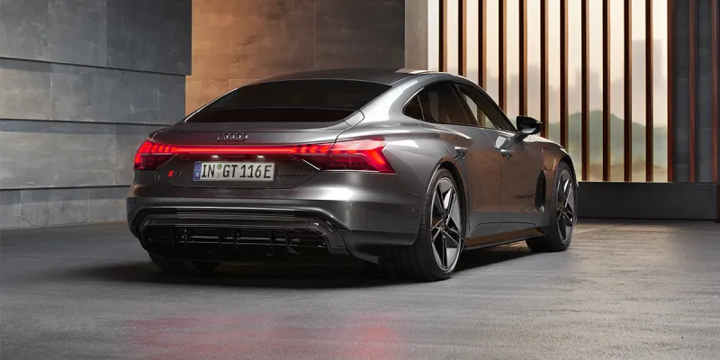 بلمسات مستقبلية وقوة 598 حصانا..شاهد أول سيارة كهربائية من «أودي»