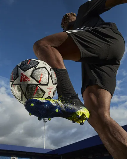 أديداس تكشف عن آخر ابتكاراتها PREDATOR FREAK.. تصميم فريد لتحكم استثنائي بالكرة