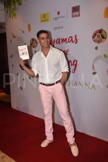 مزيج من الجرأة والأناقة.. شاهد مشاهير العالم ببناطيل وردية أنيقة