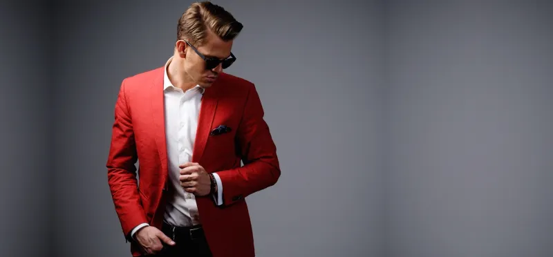 الأحمر لون القوة والعاطفة.. دليل الرجل العصري لارتداء اللون الأحمر 