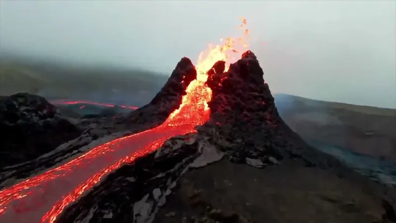 شاهد| حفلة شواء على فوة بركان ثائر!