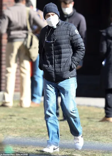 جورج كلوني يستعد لفيلمه الجديد بإطلالة كاجول أنيقة (صور)