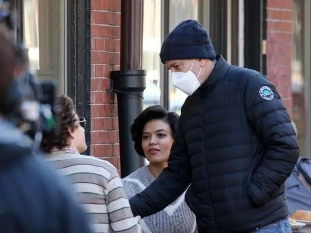 جورج كلوني يستعد لفيلمه الجديد بإطلالة كاجول أنيقة (صور)