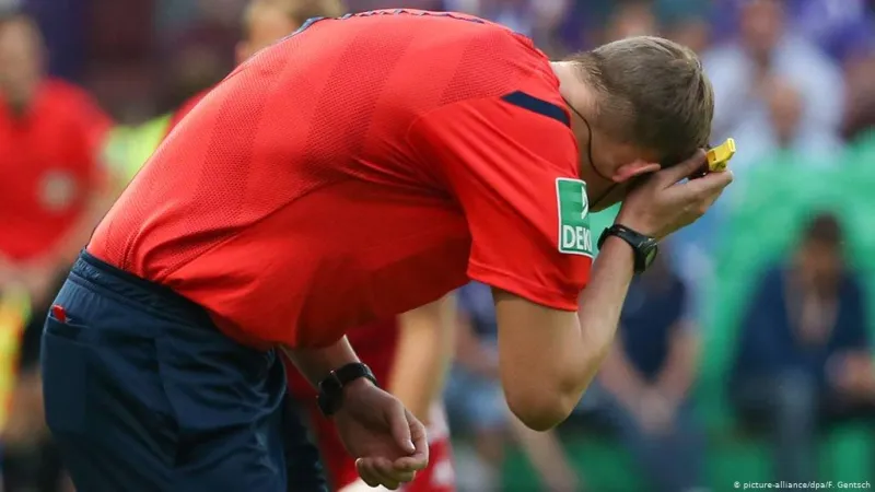 عندما يغضب اللاعبون.. شاهد لحظة ضرب حكم مباراة بسبب بطاقة