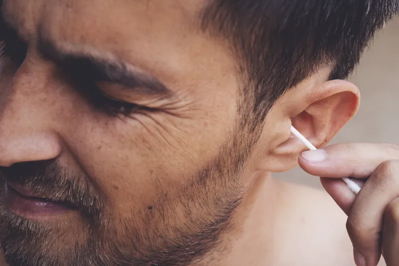 لتفادي المشكلات الصحية..كم مرة يجب عليك تنظيف أذنيك؟!