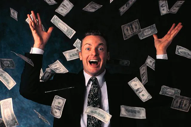 شاهد| ملياردير أمريكي يرمي نقوده في الشارع لهدف إنساني