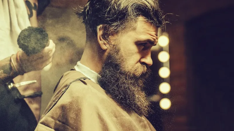 انتبه.. عادة خطيرة في محلات الحلاقة بالسعودية تصيبك بالشلل!