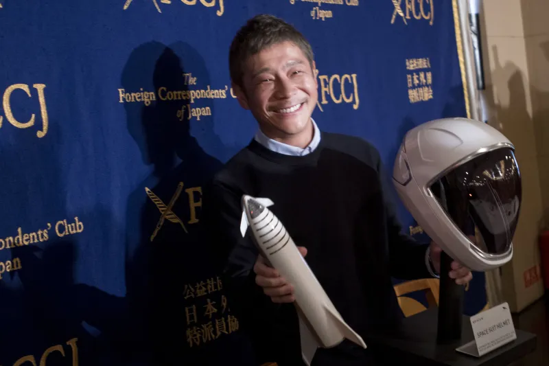 فرصة لا تعوض. ملياردير يبحث عن رفيق سفر لرحلة مجانية للفضاء!