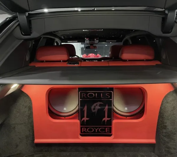 فخامة استثنائية وتعديلات مُهيبة.. رولز رويس أشبه بالمدرعة السوداء والحمراء 