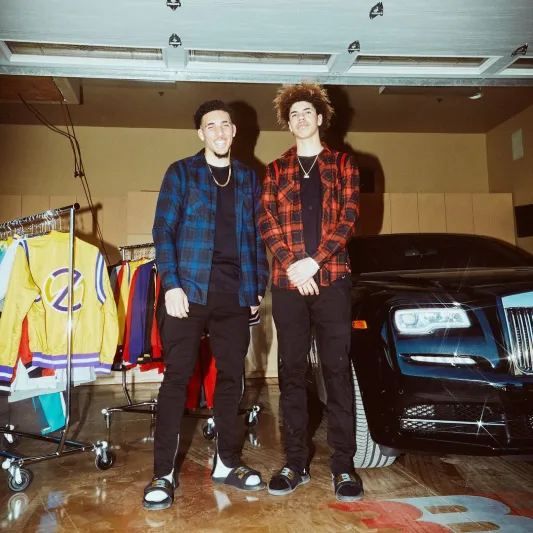 فخامة استثنائية وتعديلات مُهيبة.. رولز رويس أشبه بالمدرعة السوداء والحمراء 