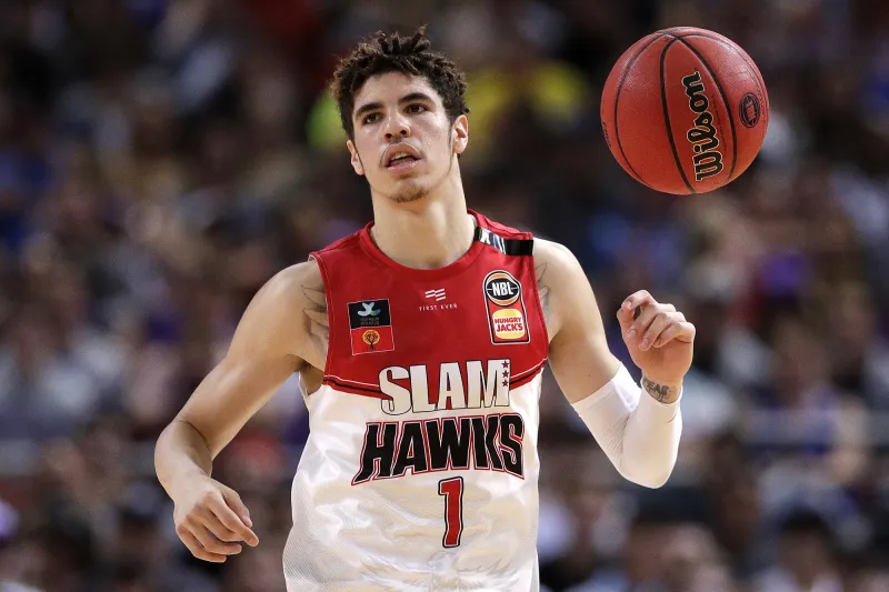 فخامة استثنائية وتعديلات مُهيبة.. رولز رويس أشبه بالمدرعة السوداء والحمراء 