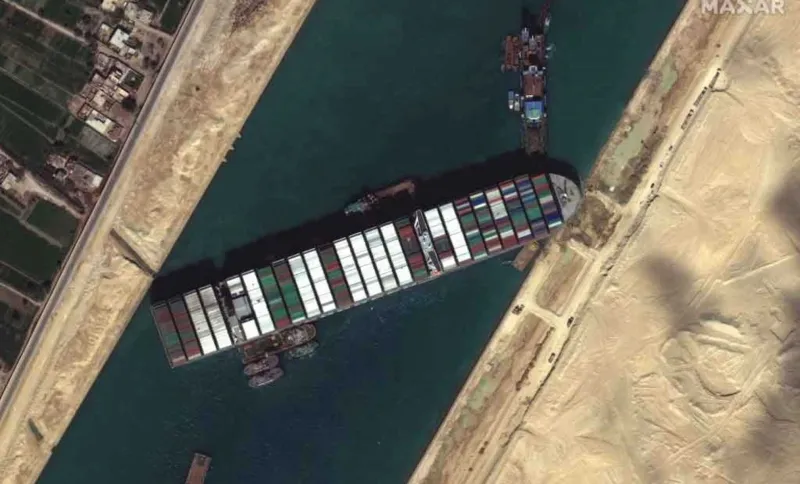أكبر من برج إيفل.. لماذا علقت سفينة "إيفر جيفن" في قناة السويس؟ (فيديو)