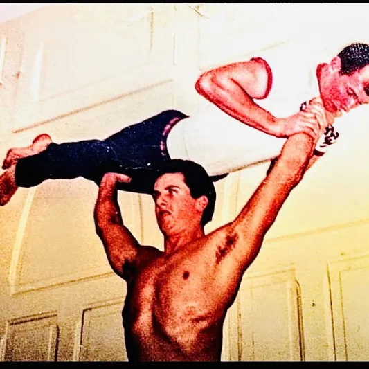 بعد 55 عامًا. ستالون يكشف سر حمله لصديقه لتقوية ذراعيه في صورته الشهيرة 