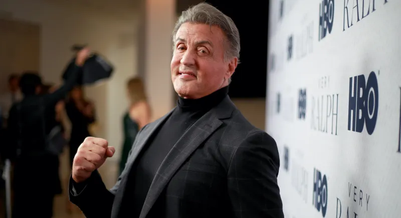 بعد 55 عامًا. ستالون يكشف سر حمله لصديقه لتقوية ذراعيه في صورته الشهيرة 