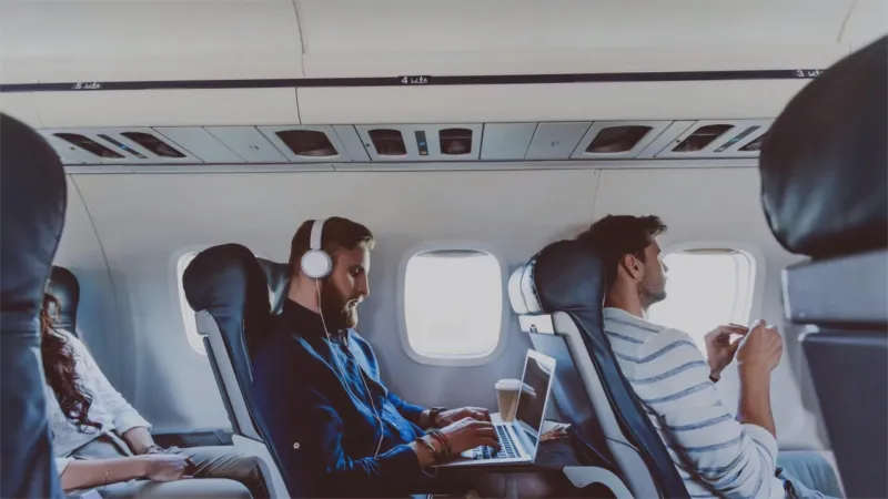 لماذا تترك الطائرات خطوطًا بيضاء في السماء