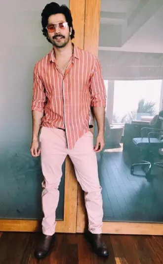 مزيج من الجرأة والأناقة.. شاهد مشاهير العالم ببناطيل وردية أنيقة