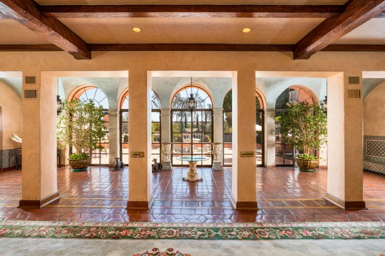 بسعر 119 مليون دولار.. شاهد جولة داخل قصر "بيفرلى هيلز" الفاخر