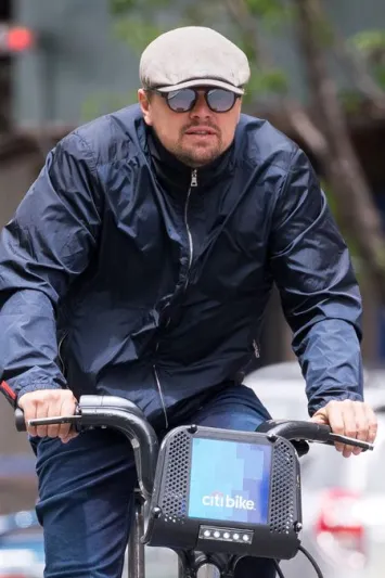 صور| نجوم هوليود يعيدون موضة الفلات كاب للواجهة من جديد 