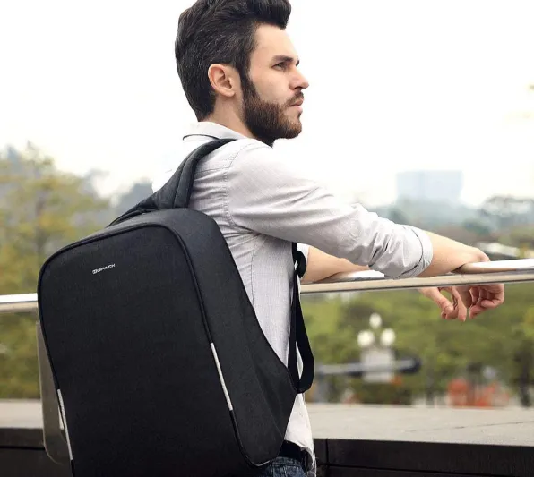 شنط يد رجالي ماركات تناسب الاحتياجات اليومية للرجل