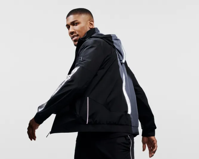  أنتوني جوشوا يتألق بمجموعة HUGO BOSS الجديدة 