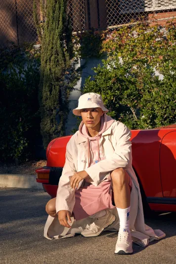 مجموعة أزياء  BOSS x Russell Athletic لإطلالة شبابية أنيقة