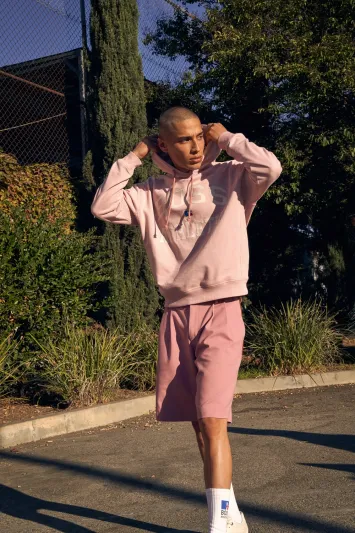 مجموعة أزياء  BOSS x Russell Athletic لإطلالة شبابية أنيقة