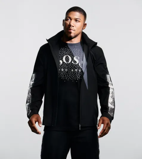  أنتوني جوشوا يتألق بمجموعة HUGO BOSS الجديدة 