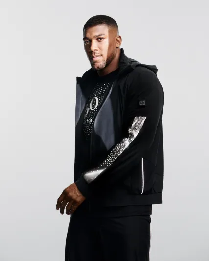  أنتوني جوشوا يتألق بمجموعة HUGO BOSS الجديدة 