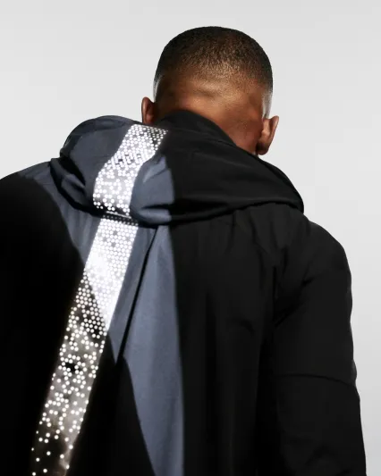  أنتوني جوشوا يتألق بمجموعة HUGO BOSS الجديدة 