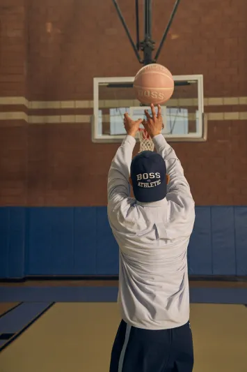 مجموعة أزياء  BOSS x Russell Athletic لإطلالة شبابية أنيقة