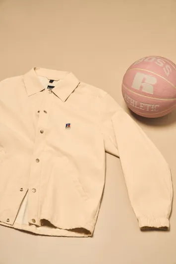 مجموعة أزياء  BOSS x Russell Athletic لإطلالة شبابية أنيقة